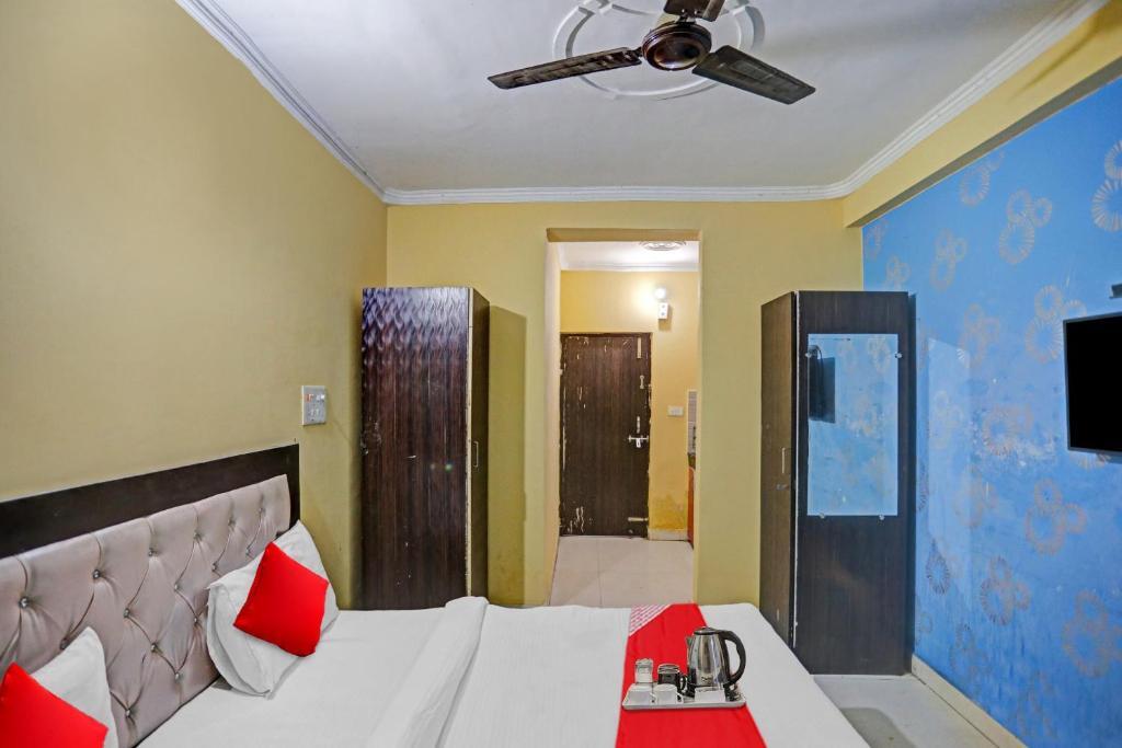 Газиабад: OYO Flagship 70331 Hotel Sharma Inn