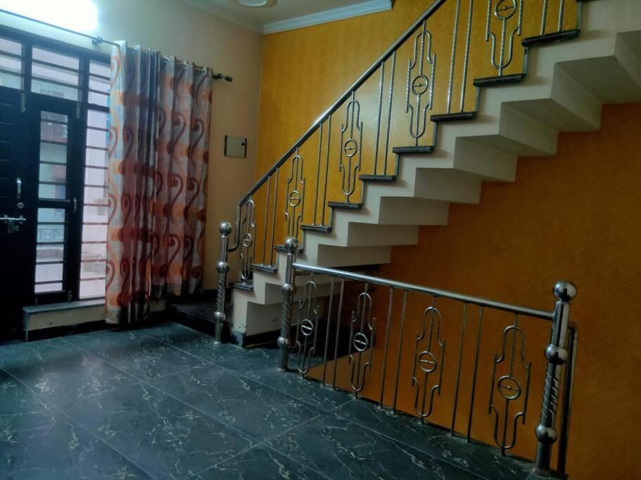 Дехрадун: Cheerful - 3BHK Villa DDN/RKESH/HRDWR near airport