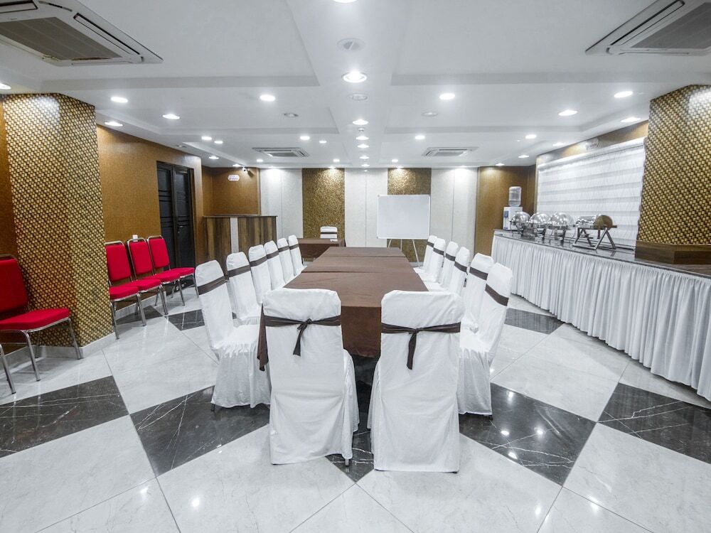 Гувахати: OYO 15582 Hotel Vrinda Regency