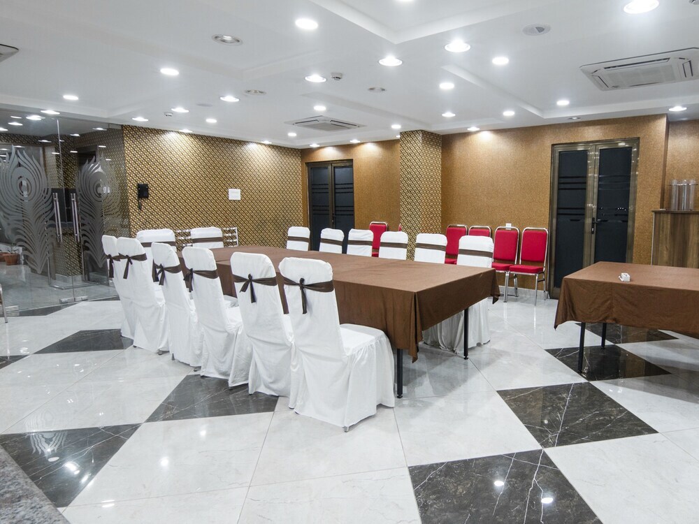 Гувахати: OYO 15582 Hotel Vrinda Regency