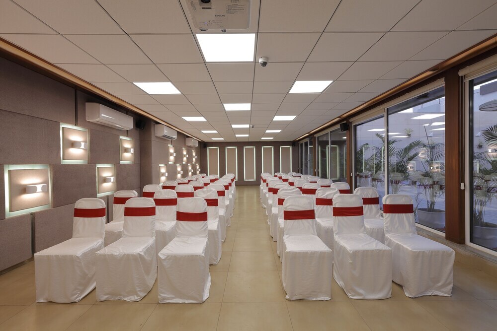 Ахмедабад: Capital O 23214 Hotel The Lotus Park