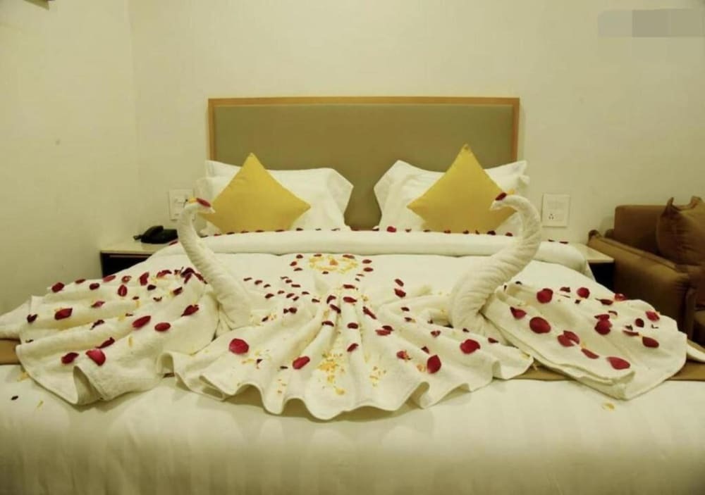 Сатна: Om Resorts