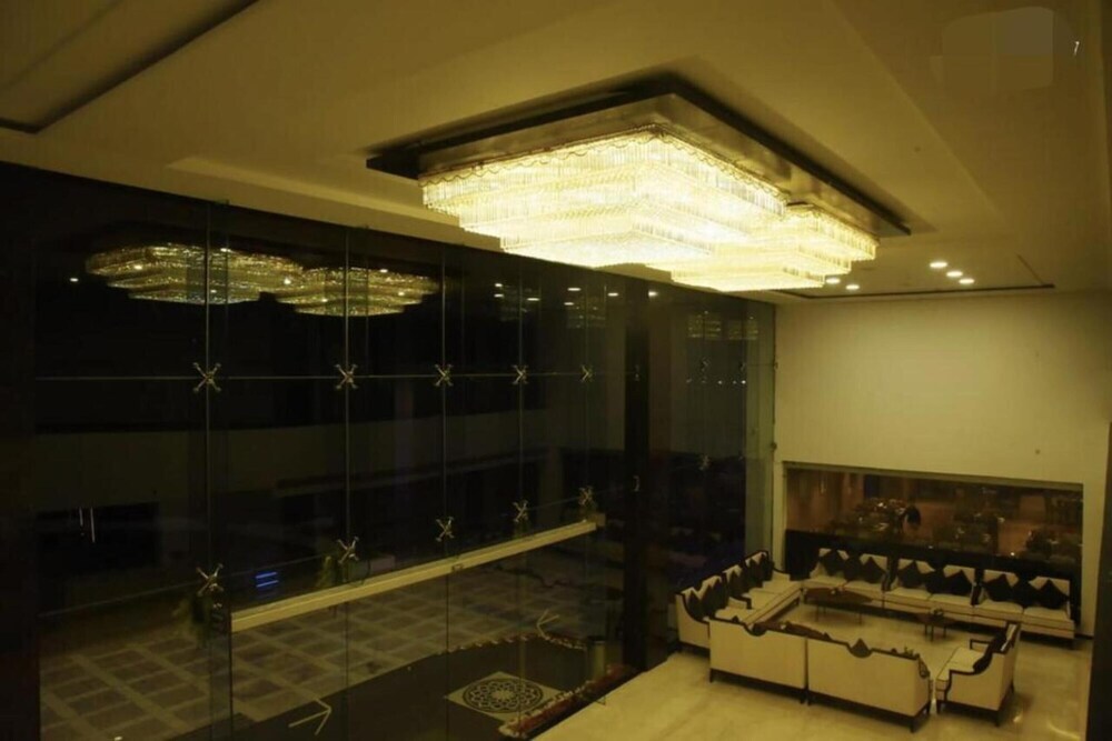 Сатна: Om Resorts