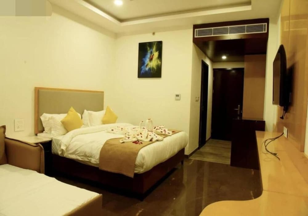 Сатна: Om Resorts