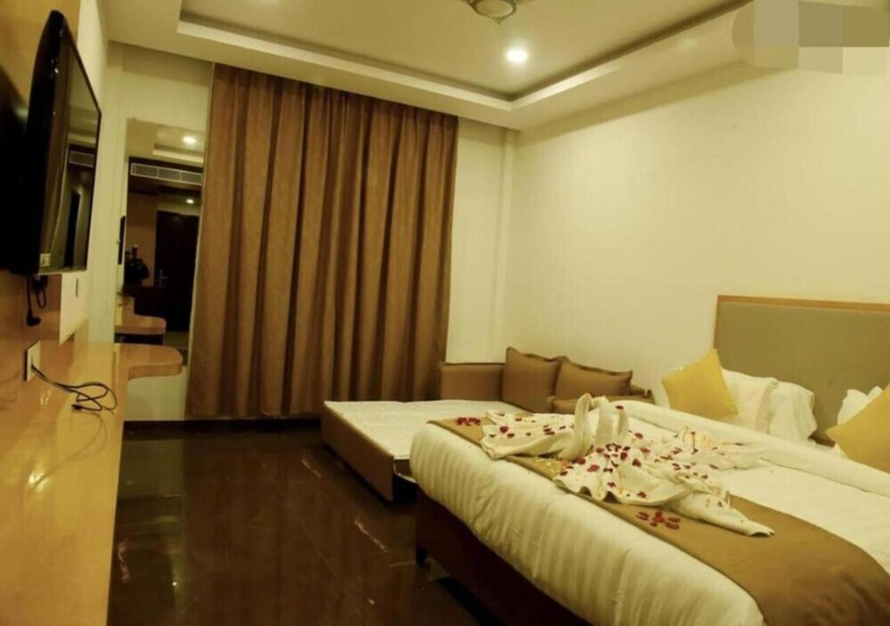 Сатна: Om Resorts