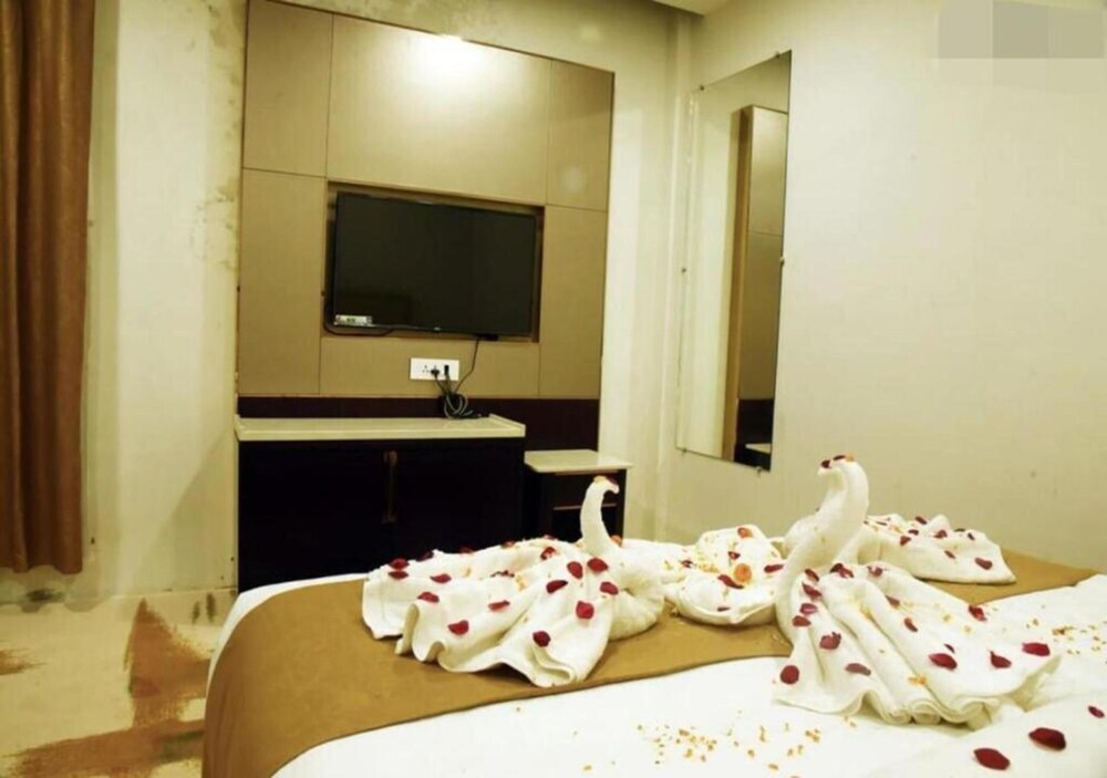 Сатна: Om Resorts