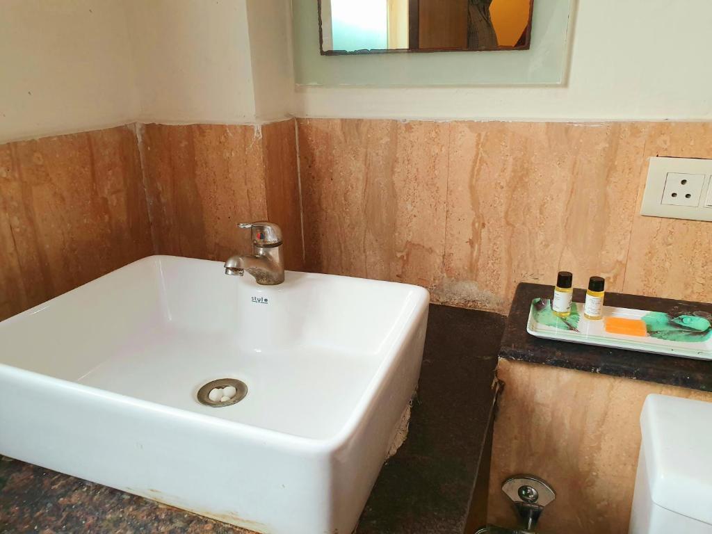 Нойда: Merriment Alpha Hotel At Noida