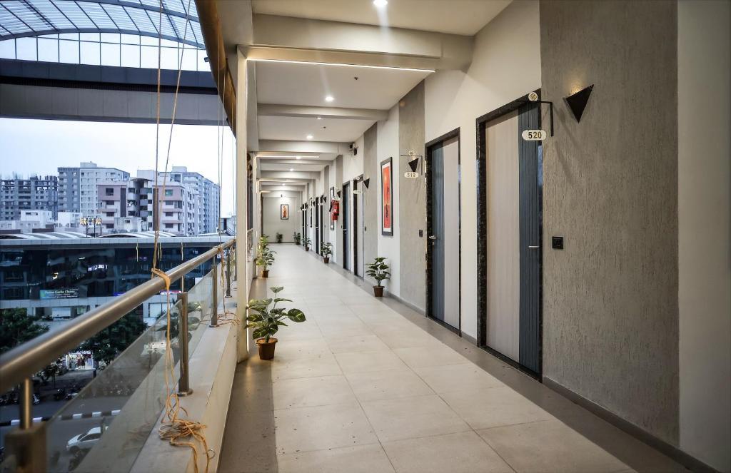 Сурат: HOTEL THE PARKER INN By KBNT GROUP