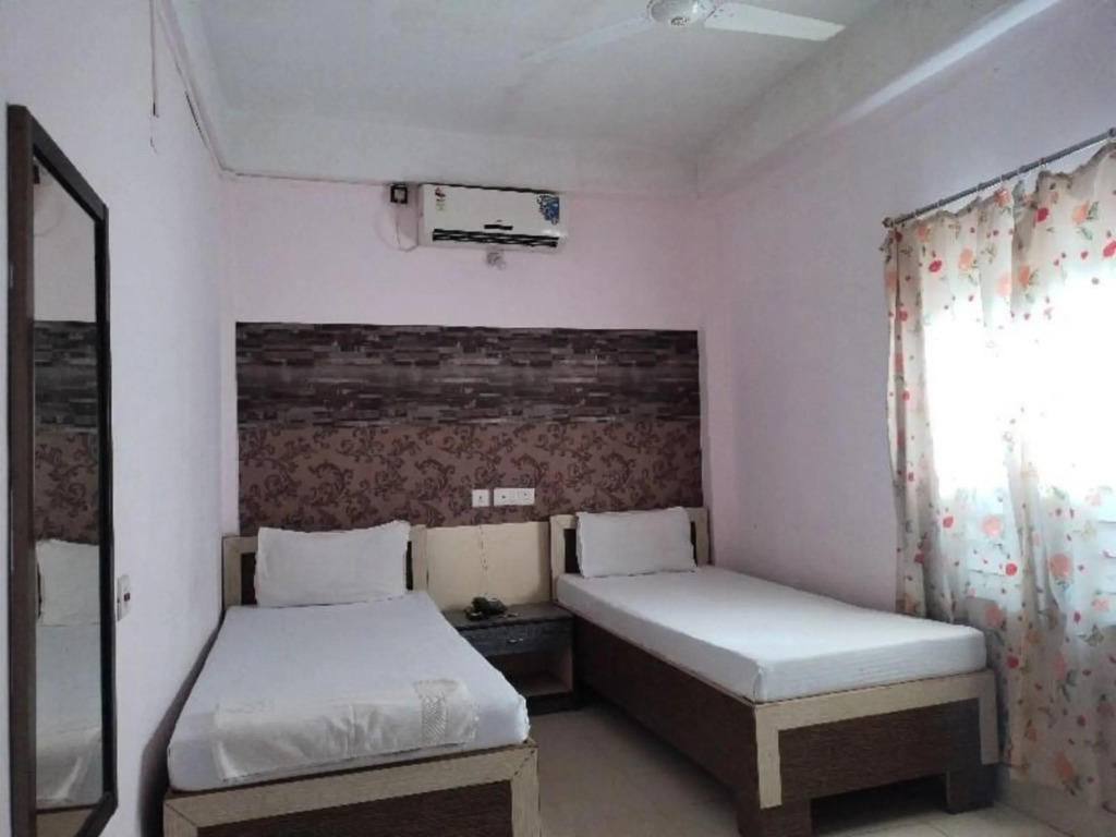 Дибругарх: Capital O 8801 Hotel JS Tower