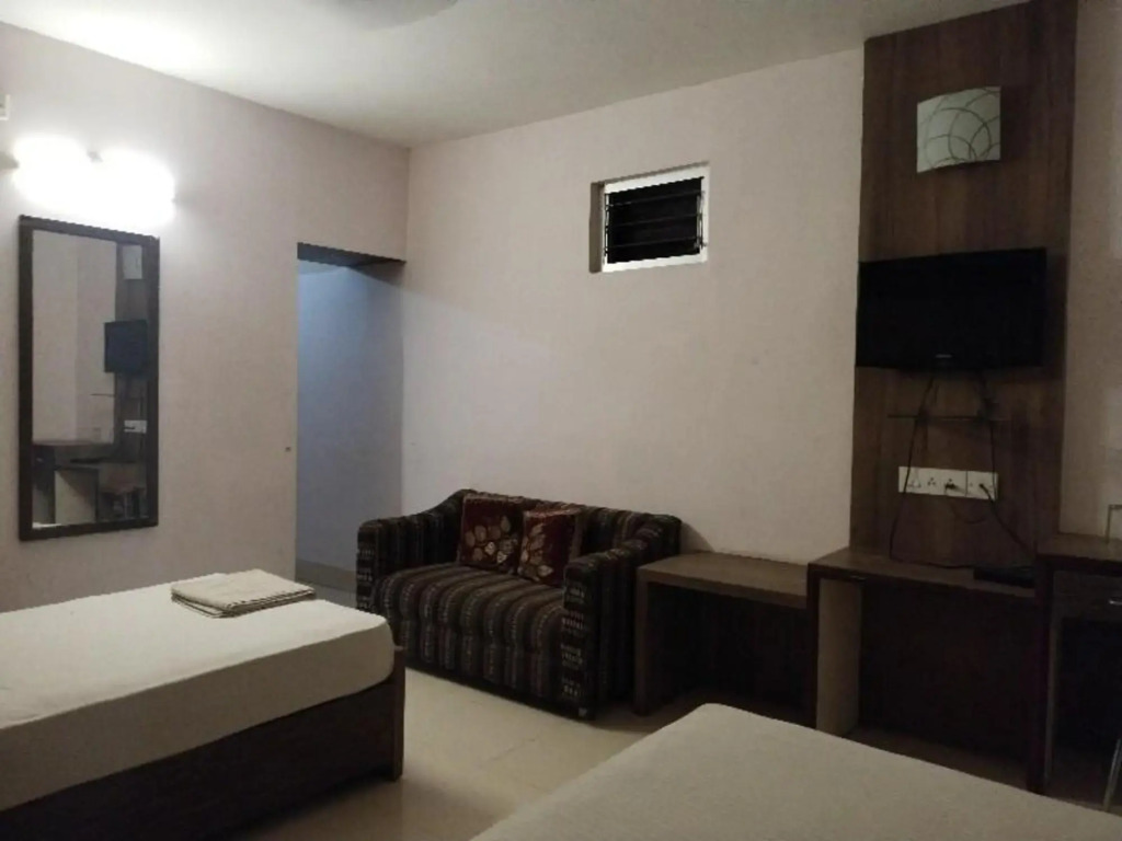 Дибругарх: Capital O 8801 Hotel JS Tower