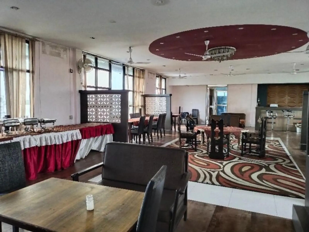 Дибругарх: Capital O 8801 Hotel JS Tower