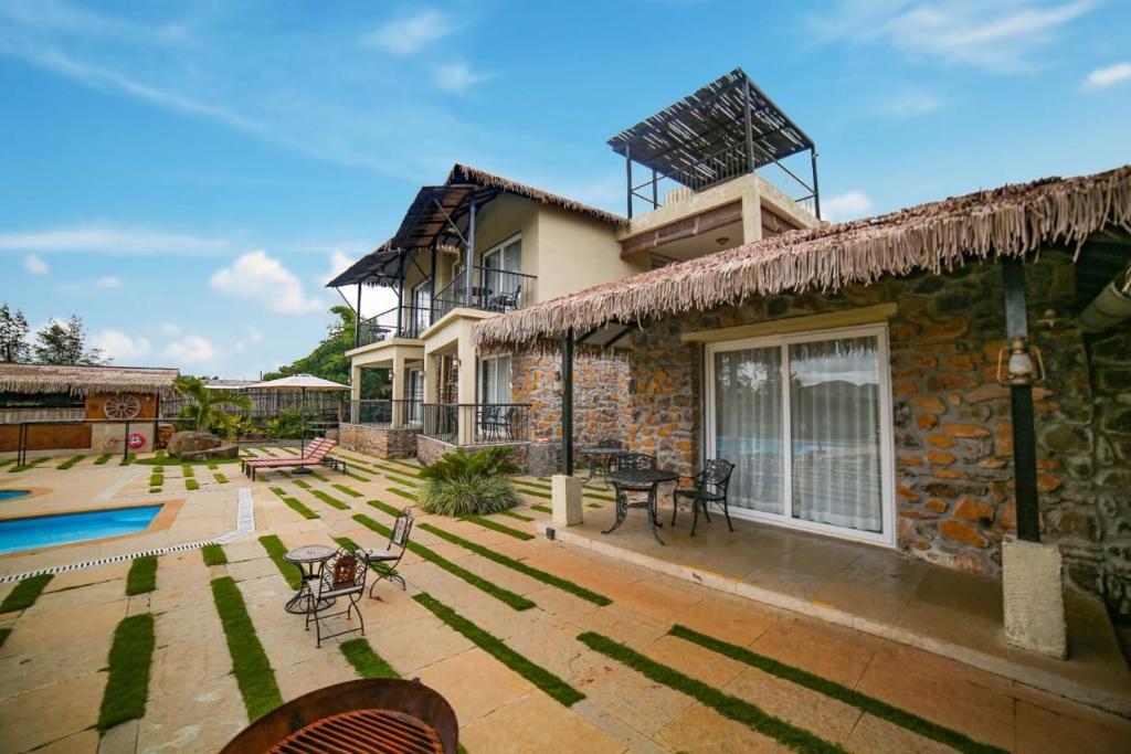 Нашик: Castle Vintage VillageHouse 6BHK