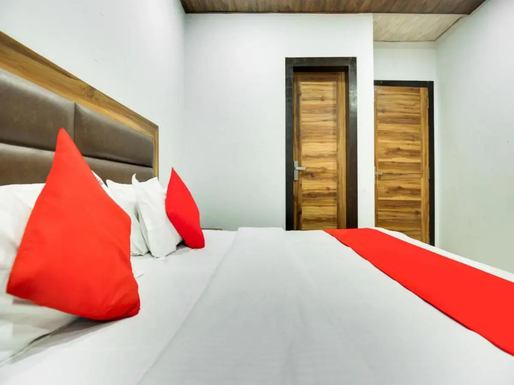 Лудхиана: Oyo Flagship 807065 Hotel Crown
