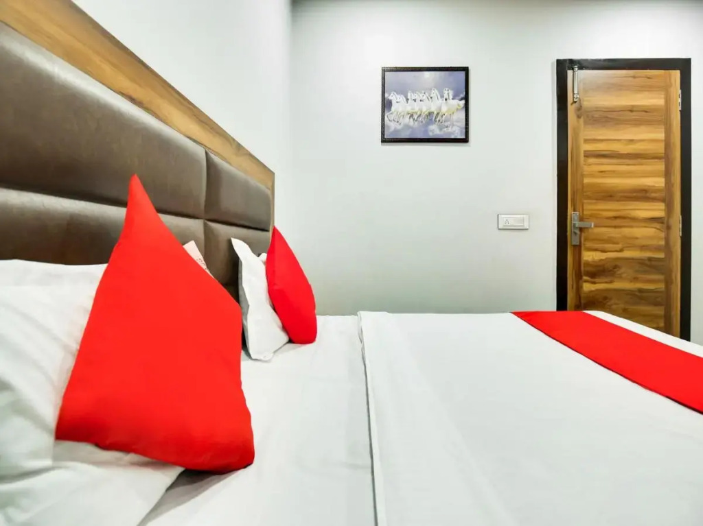 Лудхиана: Oyo Flagship 807065 Hotel Crown