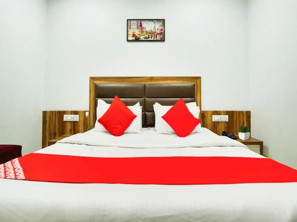 Лудхиана: Oyo Flagship 807065 Hotel Crown