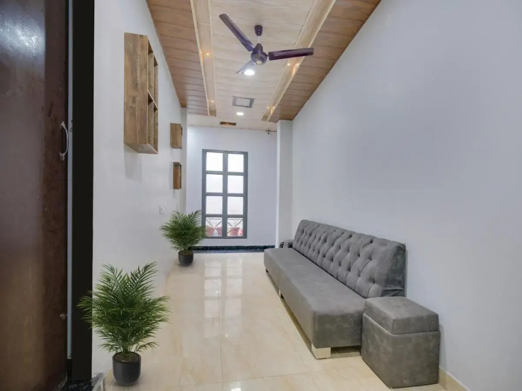 Лудхиана: Oyo Flagship 807065 Hotel Crown