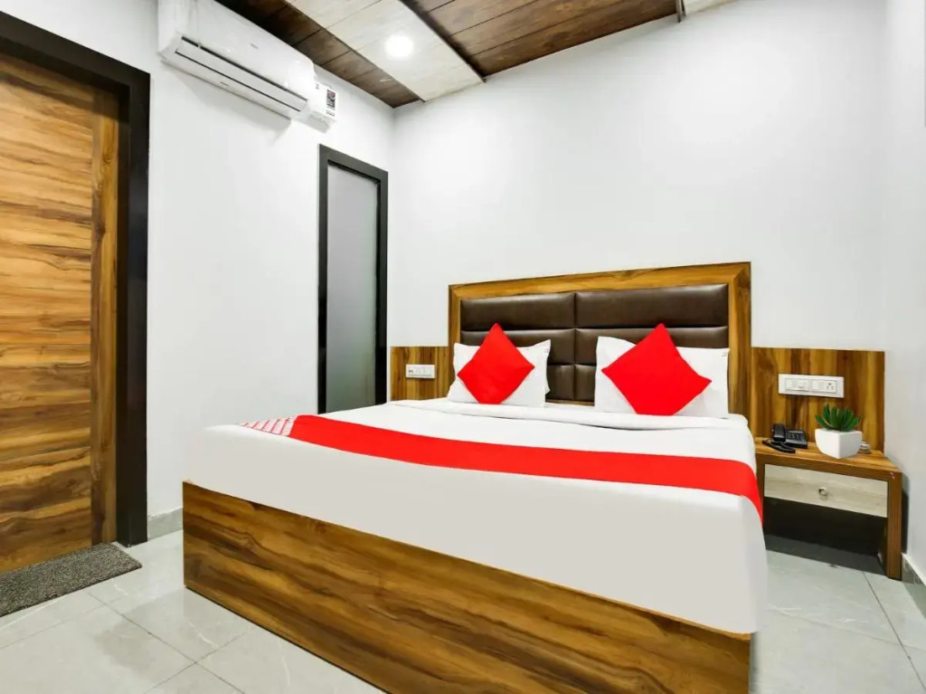 Лудхиана: Oyo Flagship 807065 Hotel Crown