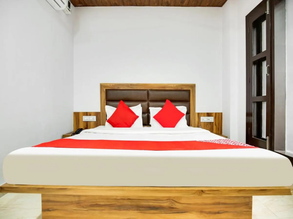 Лудхиана: Oyo Flagship 807065 Hotel Crown
