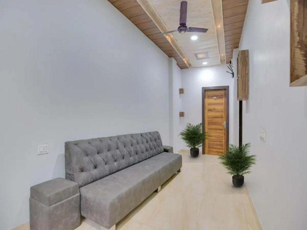 Лудхиана: Oyo Flagship 807065 Hotel Crown