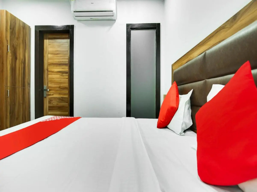 Лудхиана: Oyo Flagship 807065 Hotel Crown