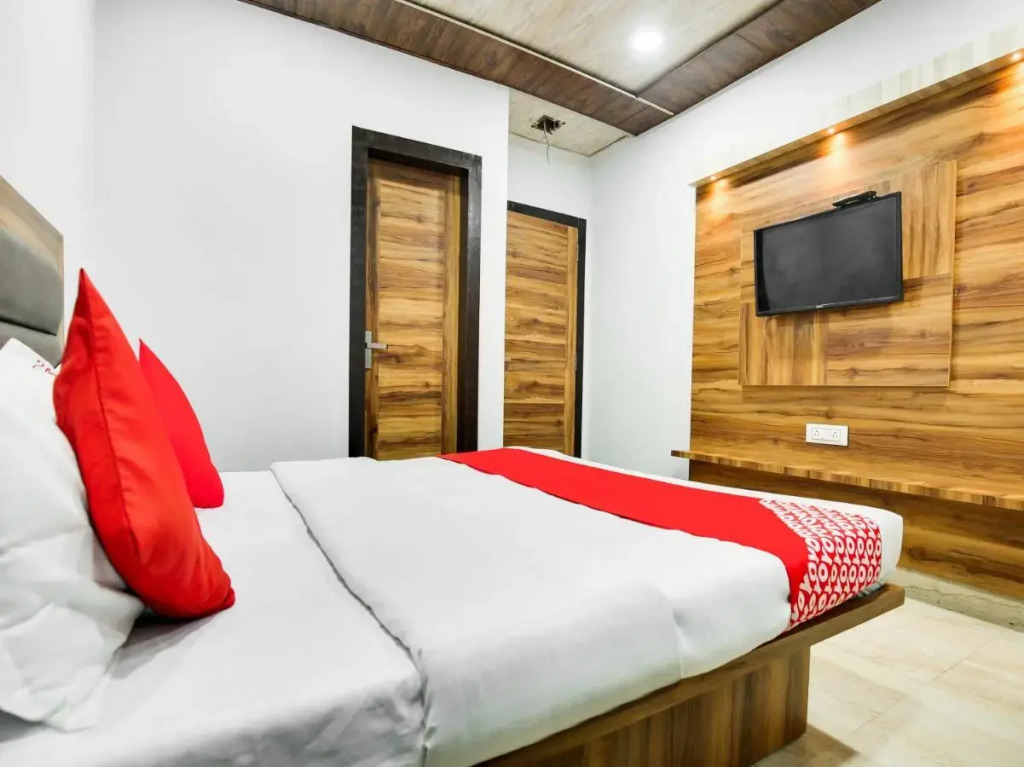 Лудхиана: Oyo Flagship 807065 Hotel Crown