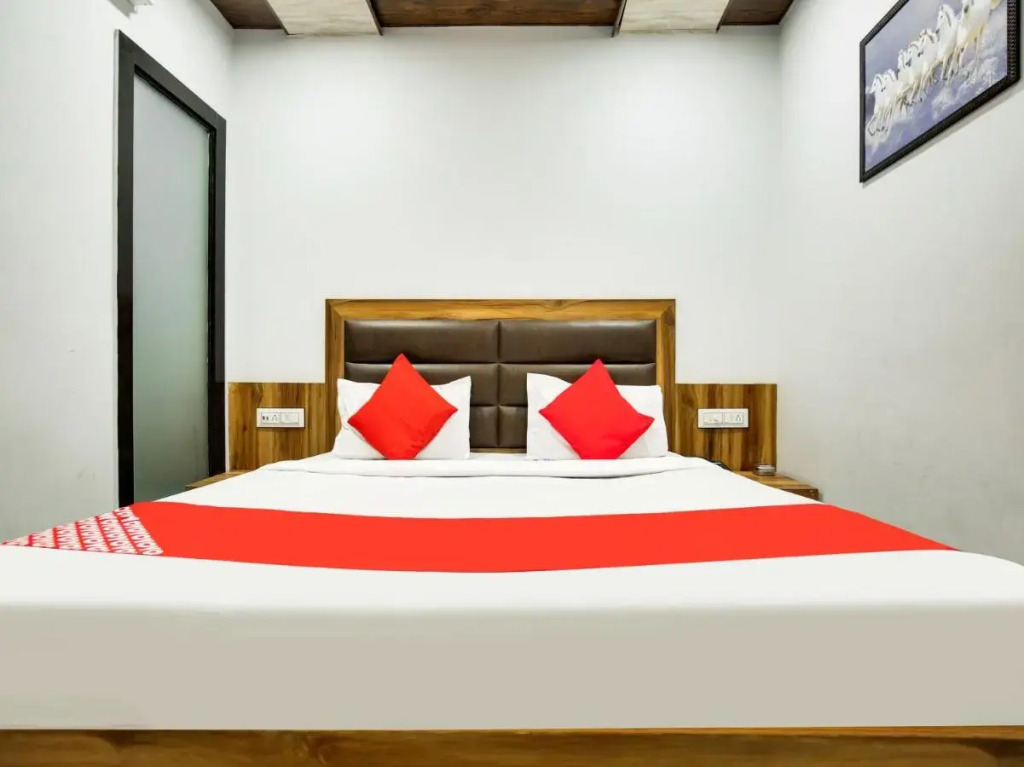 Лудхиана: Oyo Flagship 807065 Hotel Crown