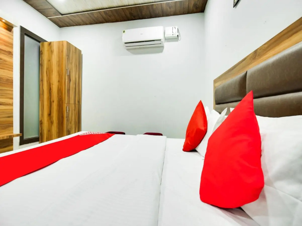 Лудхиана: Oyo Flagship 807065 Hotel Crown