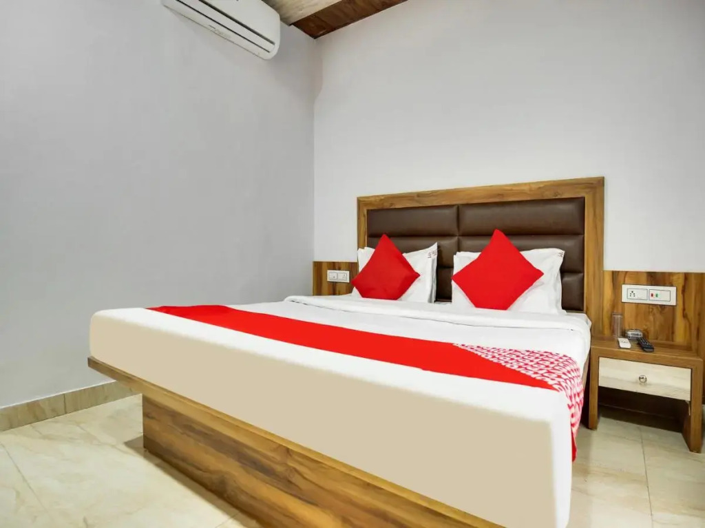 Лудхиана: Oyo Flagship 807065 Hotel Crown