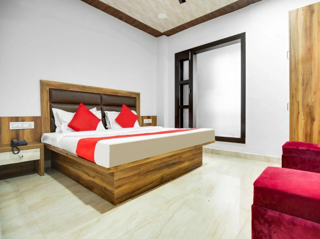 Лудхиана: Oyo Flagship 807065 Hotel Crown