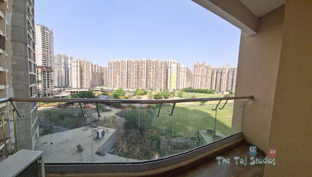 Нойда: NE-1st time in Noida Stay In mall