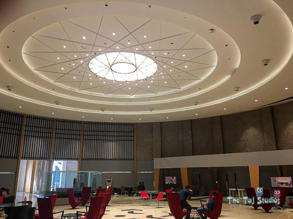 Нойда: NE-1st time in Noida Stay In mall