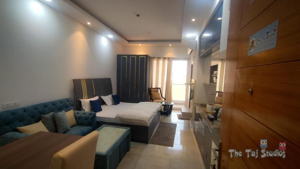 Нойда: NE-1st time in Noida Stay In mall