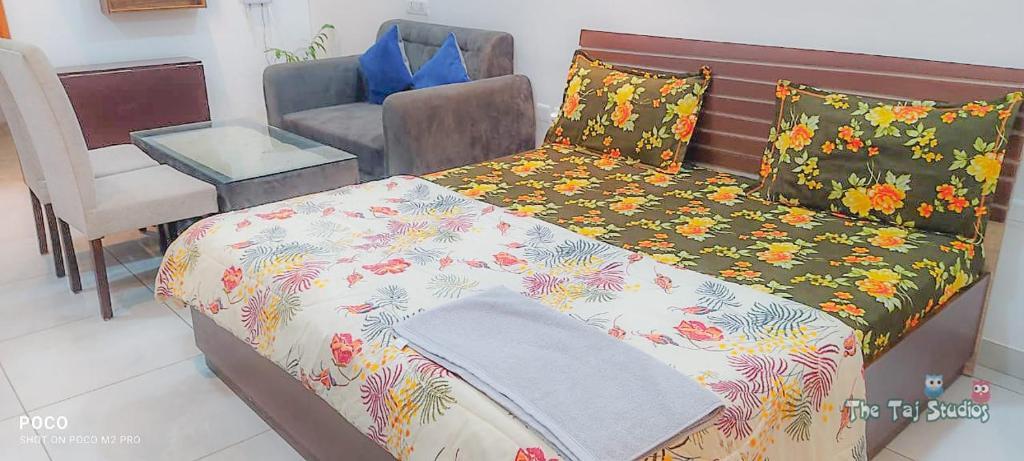 Нойда: NE-1st time in Noida Stay In mall