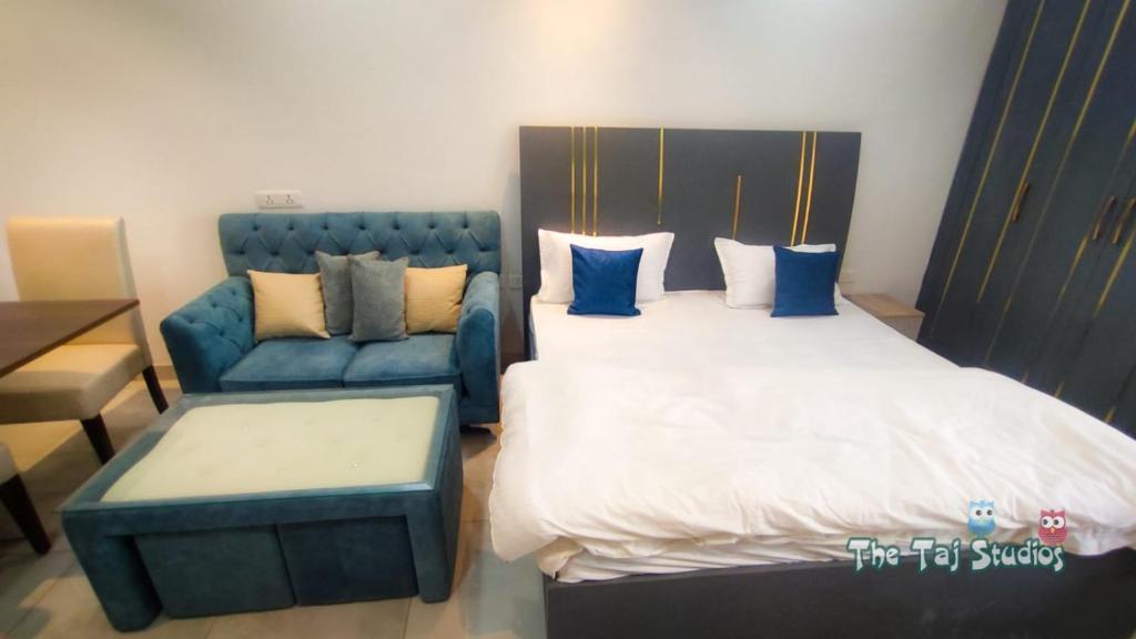 Нойда: NE-1st time in Noida Stay In mall
