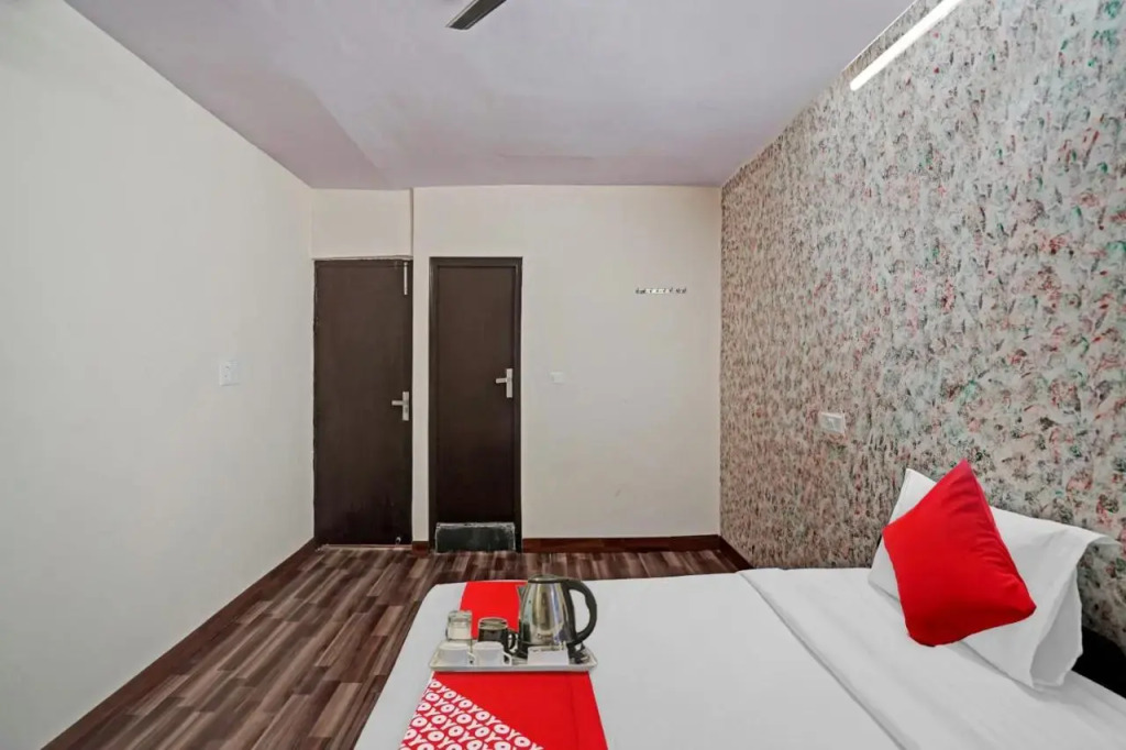 Большая Нойда: OYO Flagship 70188 S R Hotel