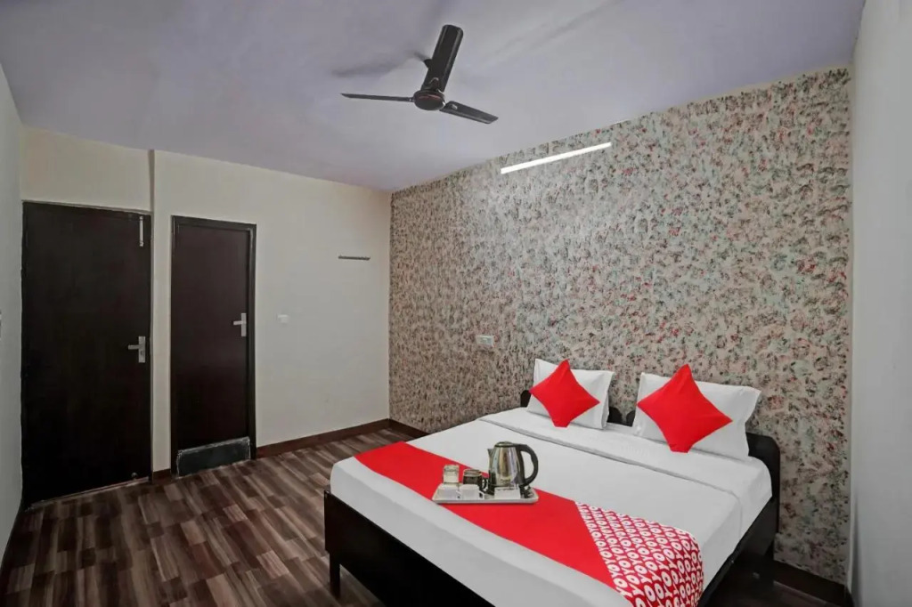 Большая Нойда: OYO Flagship 70188 S R Hotel