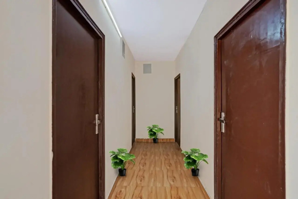 Большая Нойда: OYO Flagship 70188 S R Hotel