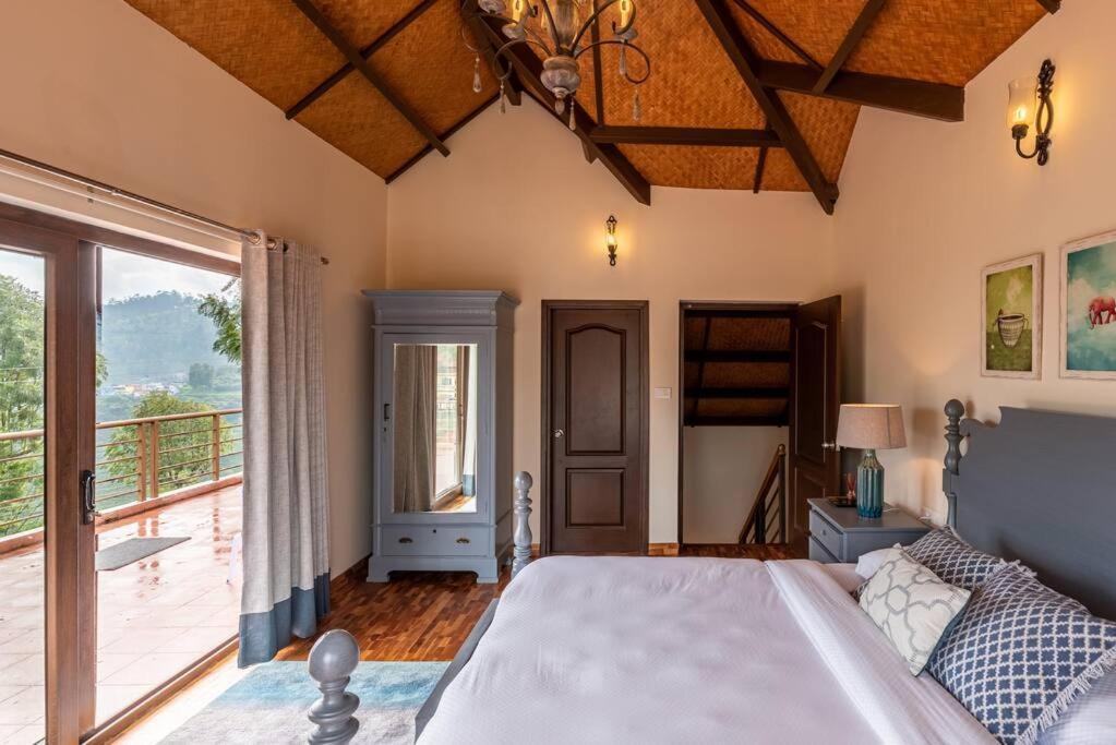 Кунур: Claire 1br luxurious room overlooking plantation