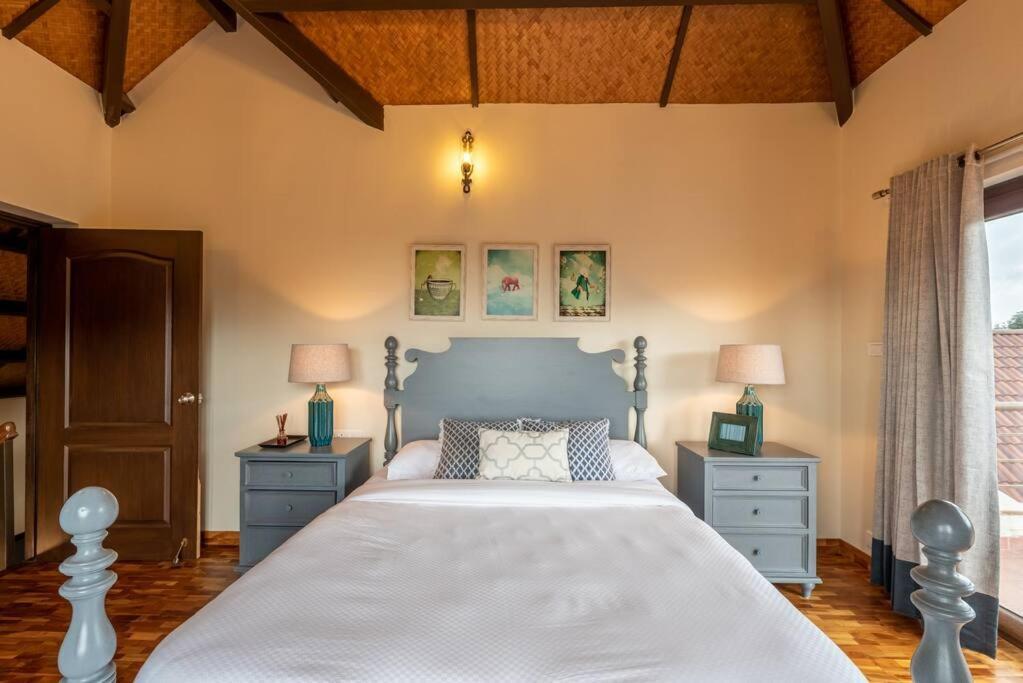 Кунур: Claire 1br luxurious room overlooking plantation