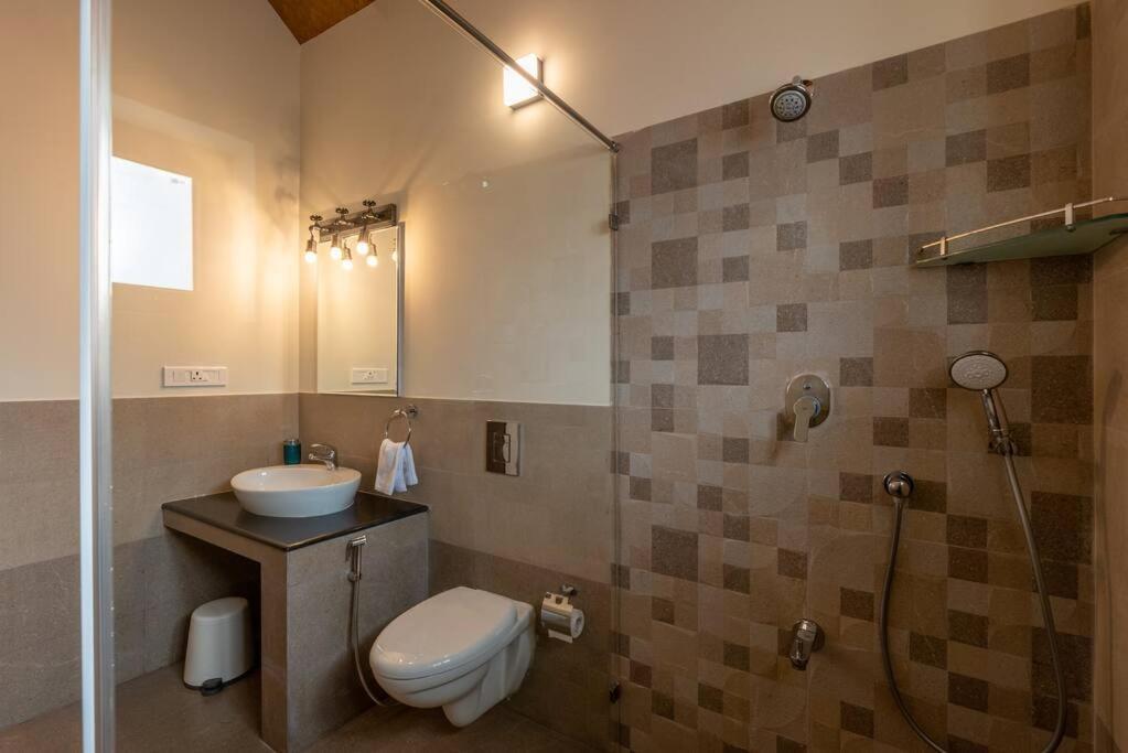 Кунур: Claire 1br luxurious room overlooking plantation