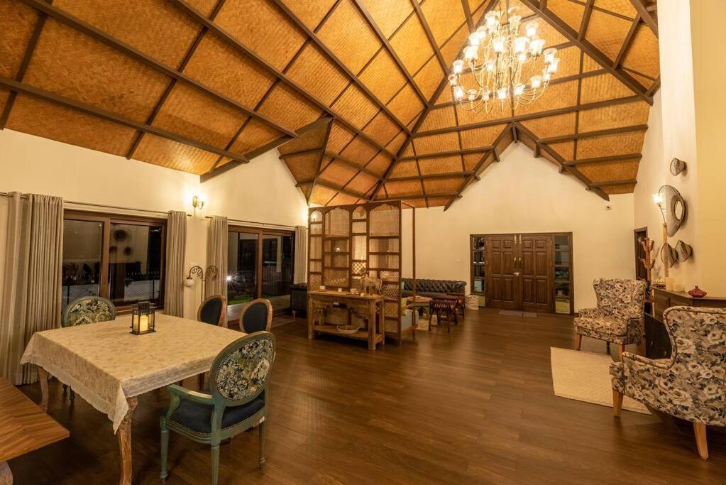 Кунур: Claire 1br luxurious room overlooking plantation