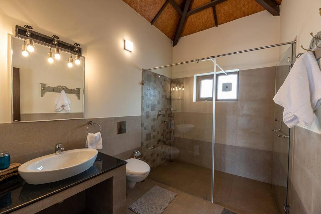 Кунур: Claire 1br luxurious room overlooking plantation