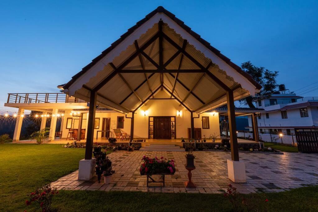 Кунур: Claire 1br luxurious room overlooking plantation