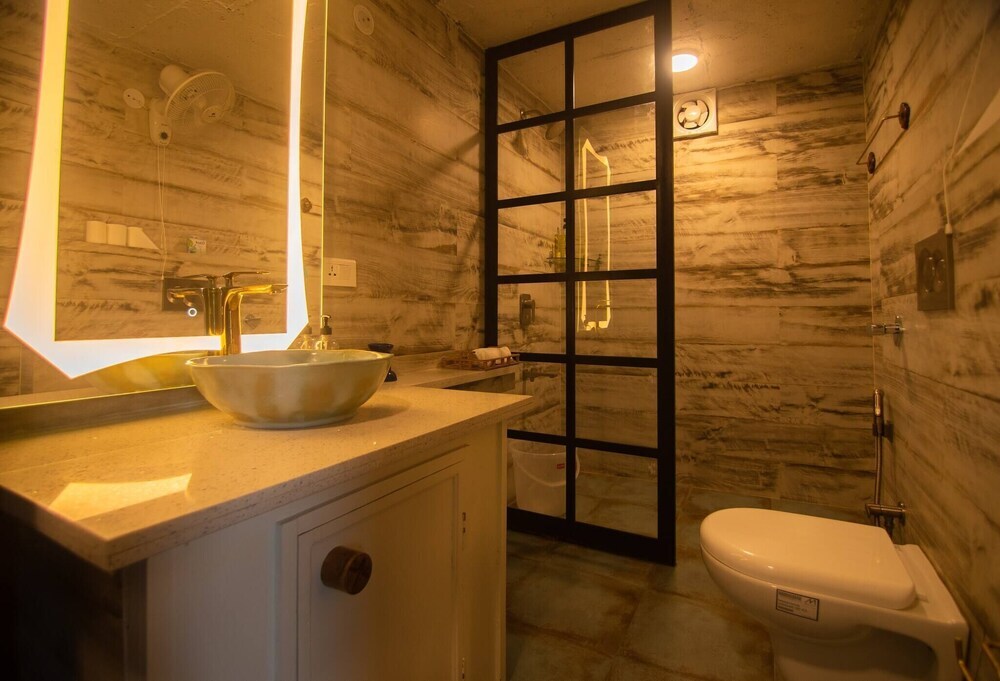 Массури: Rustic Art Deco Boutique Villa With Stunning Views by Wanderlust