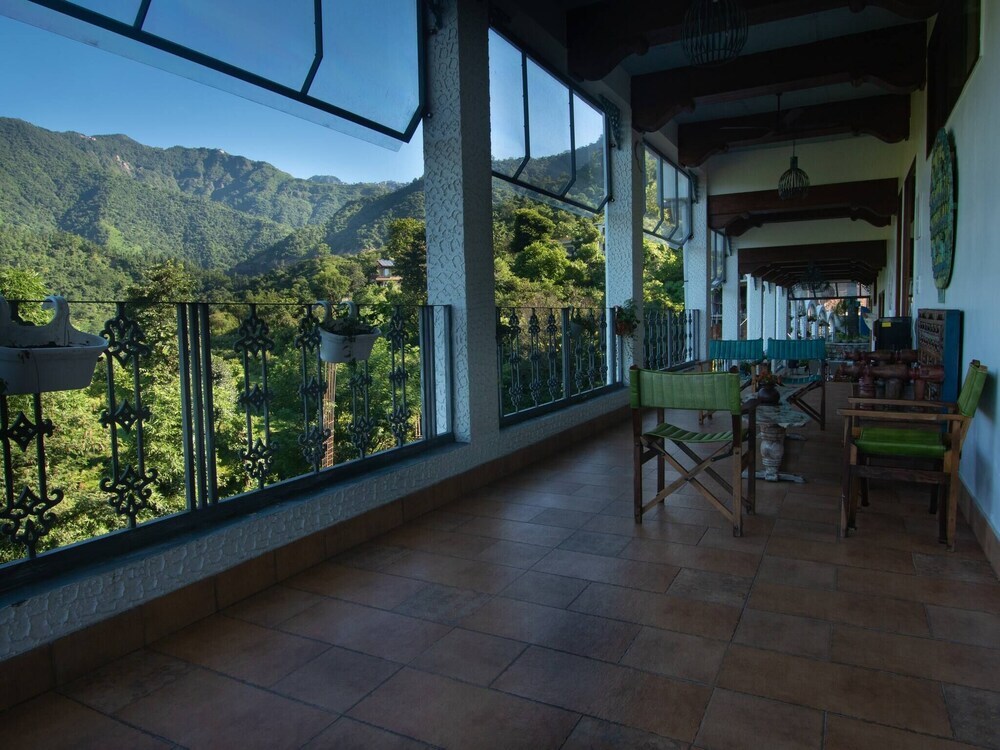Массури: Rustic Art Deco Boutique Villa With Stunning Views by Wanderlust