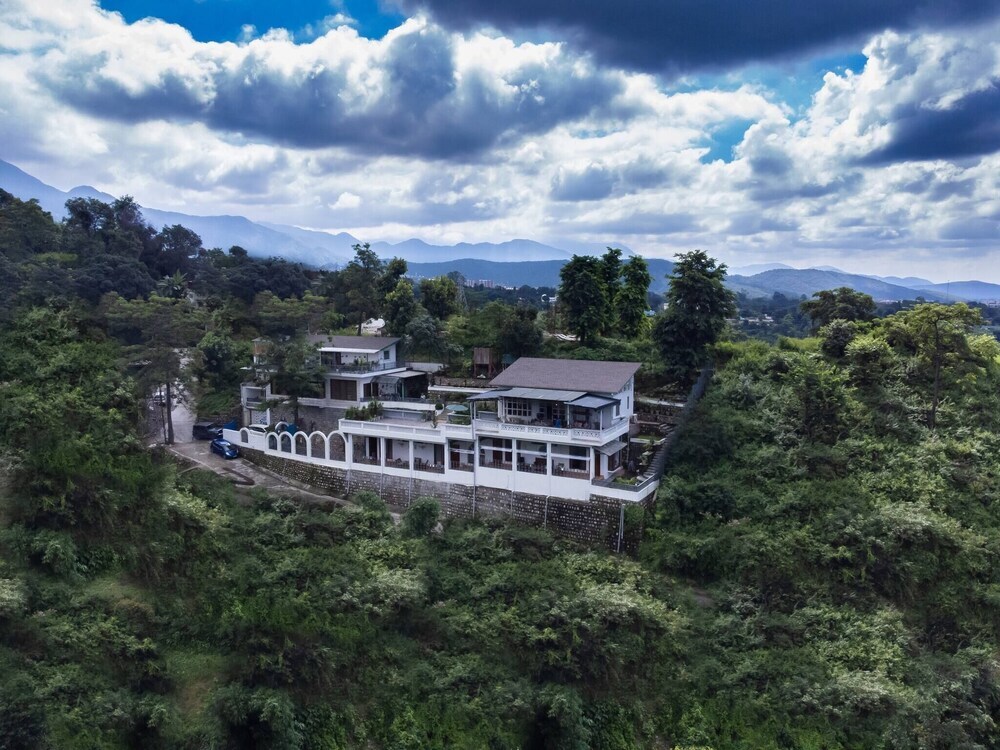 Массури: Rustic Art Deco Boutique Villa With Stunning Views by Wanderlust