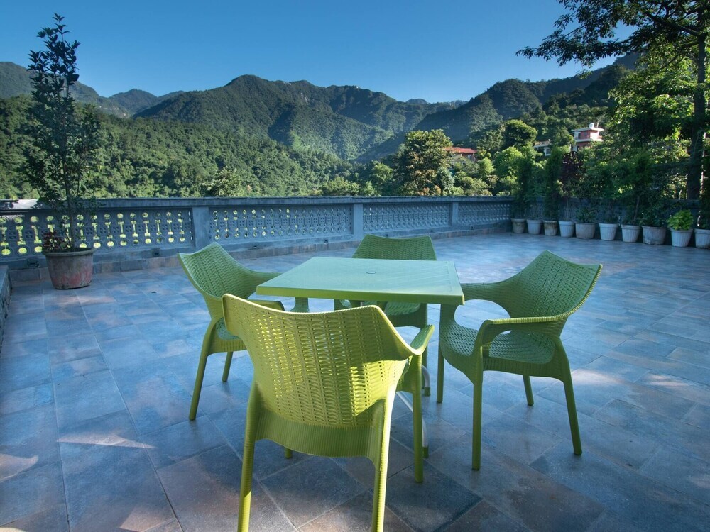 Массури: Rustic Art Deco Boutique Villa With Stunning Views by Wanderlust