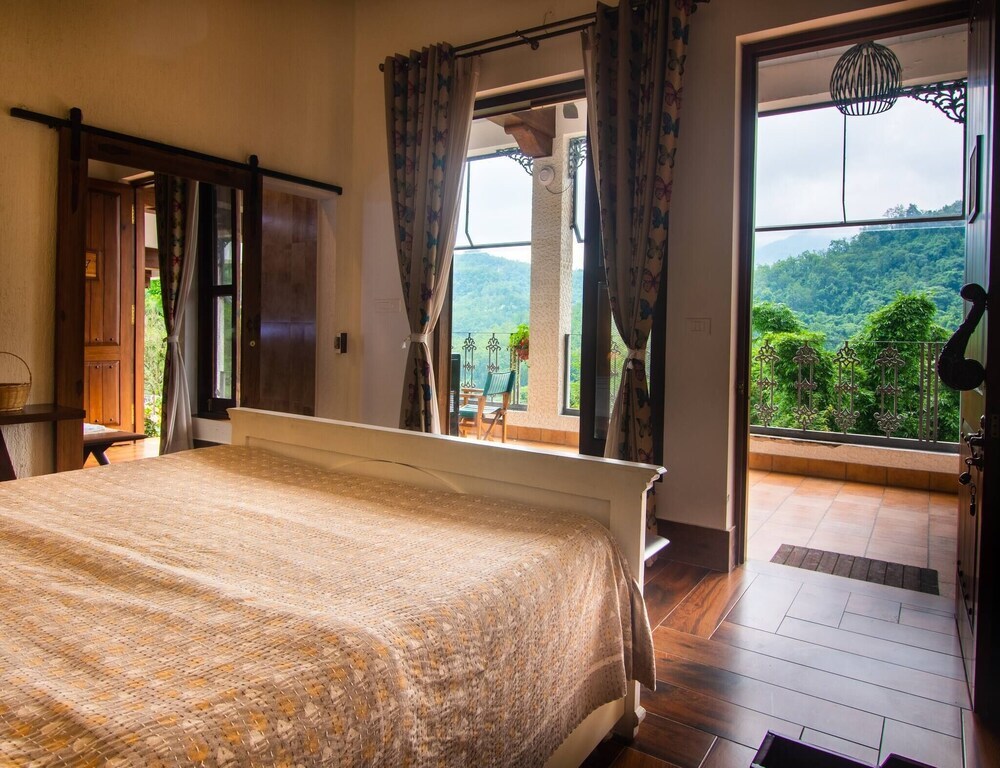 Массури: Rustic Art Deco Boutique Villa With Stunning Views by Wanderlust