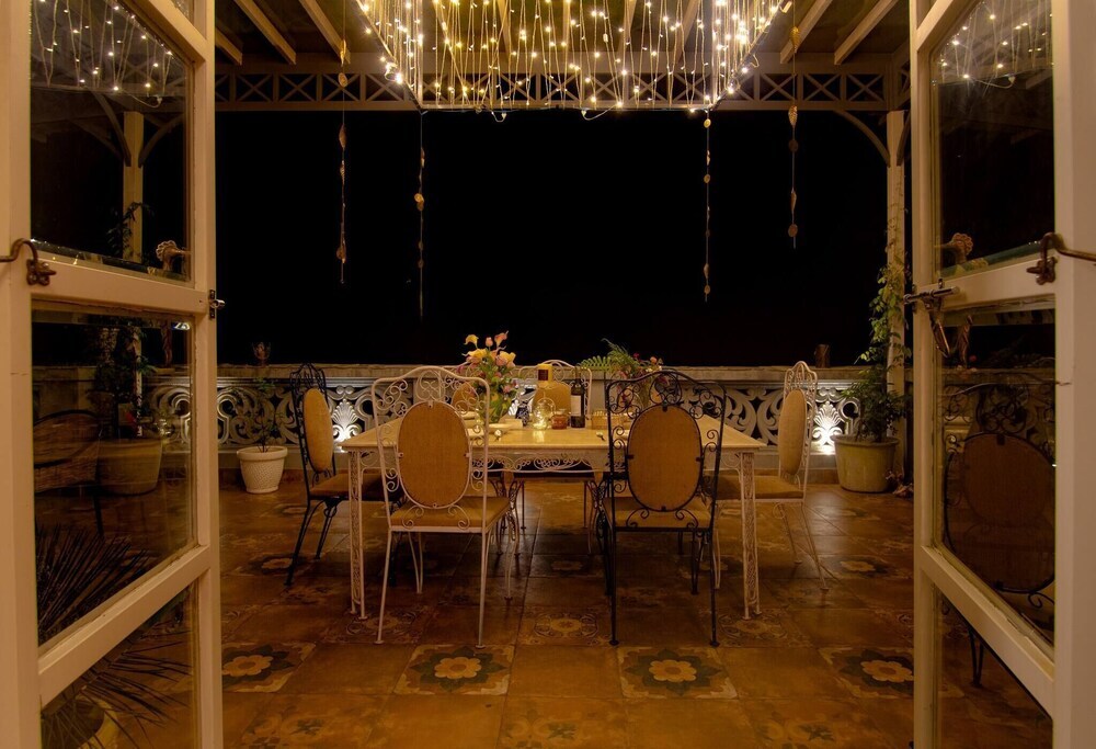 Массури: Rustic Art Deco Boutique Villa With Stunning Views by Wanderlust