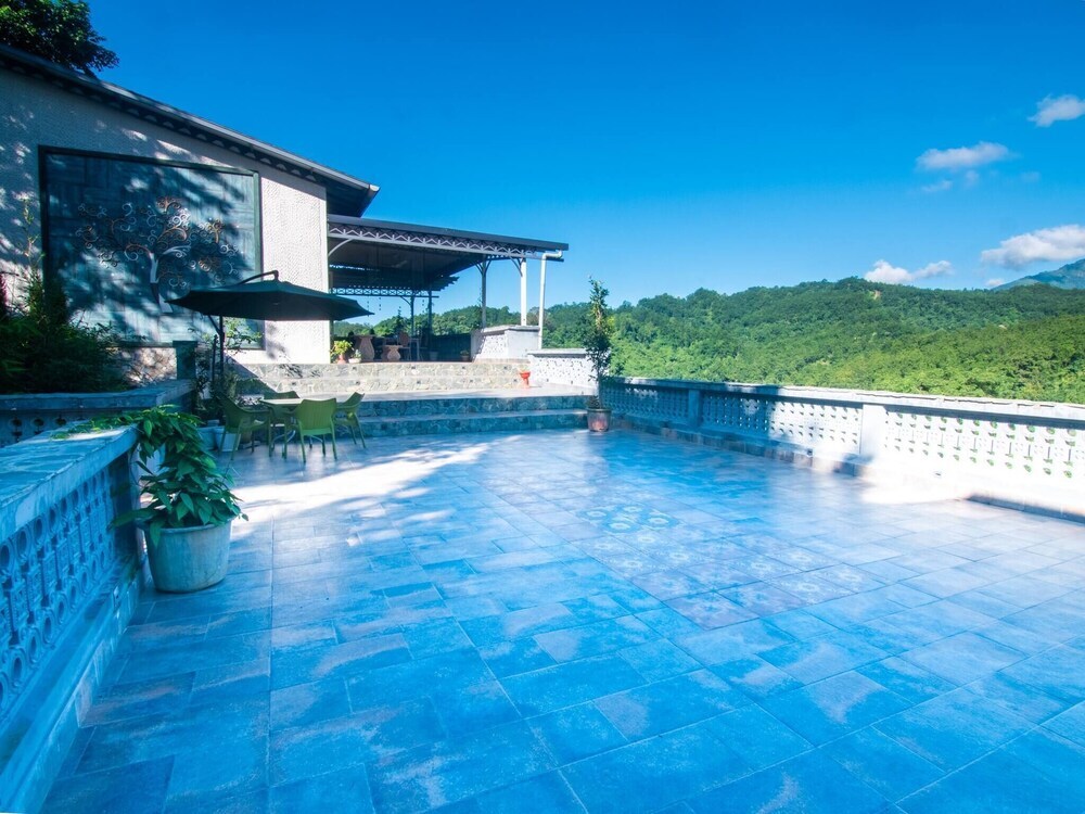 Массури: Rustic Art Deco Boutique Villa With Stunning Views by Wanderlust